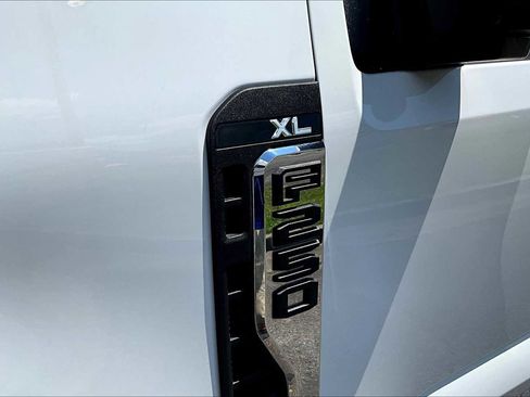 Used 2024 Ford F250 XL w/ XL Chrome Package image 9