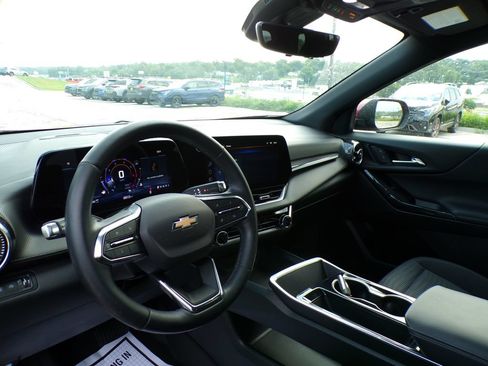 Used 2025 Chevrolet Equinox LT w/ Safety and Technology Package AWD/4WD image 9