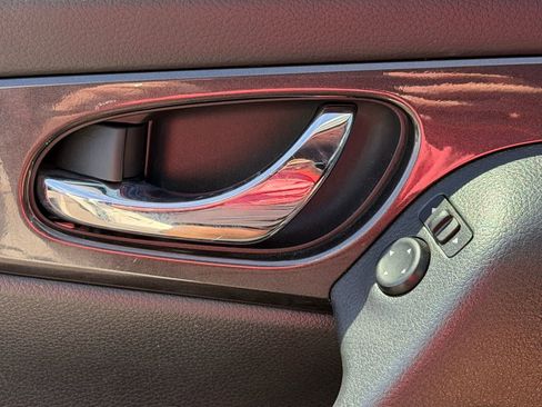 Certified 2019 Nissan Rogue SV w/ Premium Package image 18