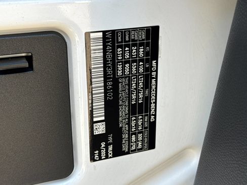 Used 2024 Mercedes-Benz Sprinter 2500 image 35