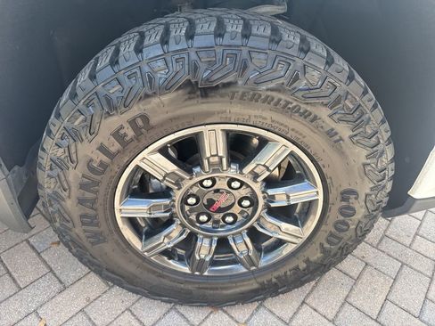 Used 2023 GMC Sierra 1500 AT4 w/ Technology Package image 11