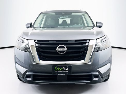 Used 2024 Nissan Pathfinder SV FWD image 2