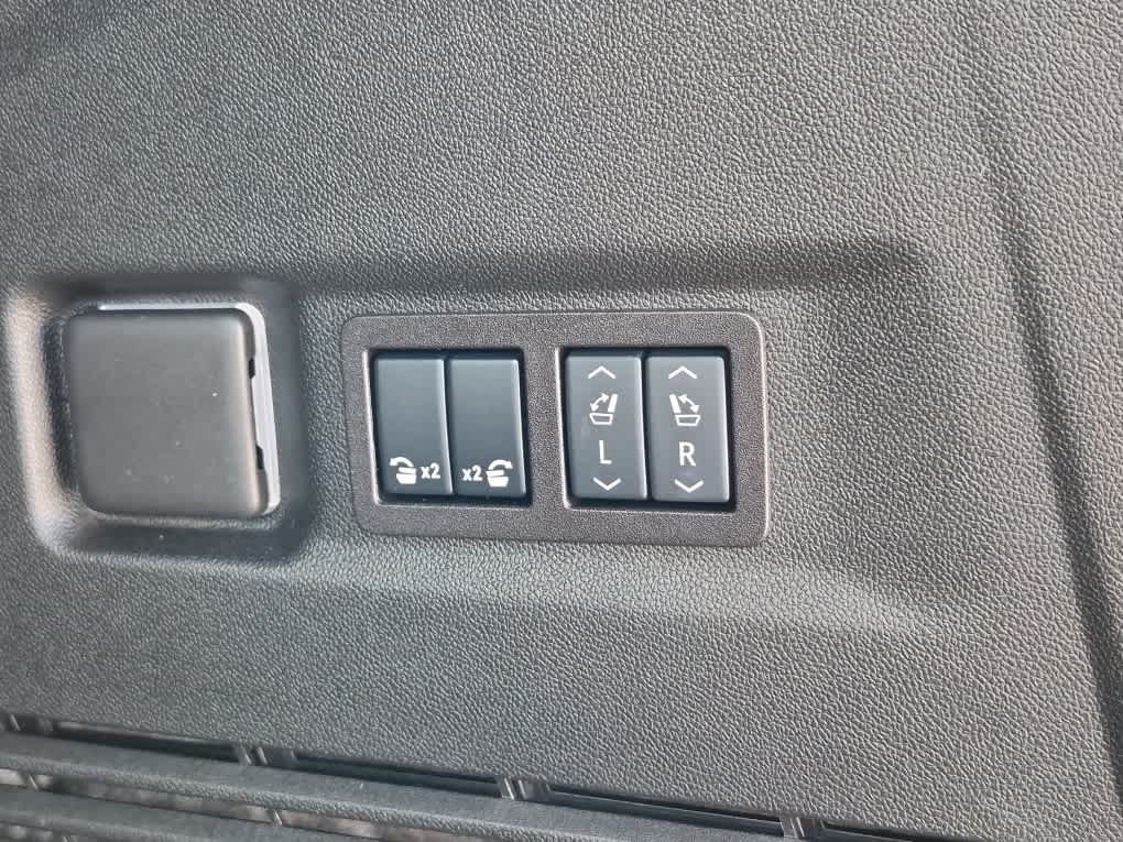 Used 2025 Chevrolet Suburban High Country AWD/4WD image 25