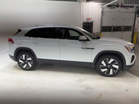 Used 2025 Volkswagen Atlas Cross Sport SE image 4