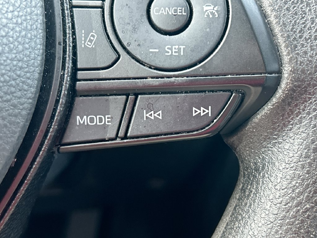 Used 2021 Toyota RAV4 XLE w/ Convenience Package FWD image 17