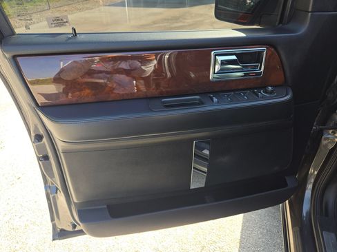 Used 2016 Lincoln Navigator Select RWD image 11