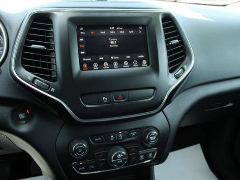 Used 2019 Jeep Cherokee Latitude Plus w/ Comfort/Convenience Group AWD/4WD image 16