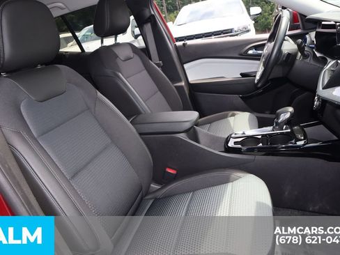 Used 2025 Chevrolet Trax LT w/ LT Convenience Package FWD image 28