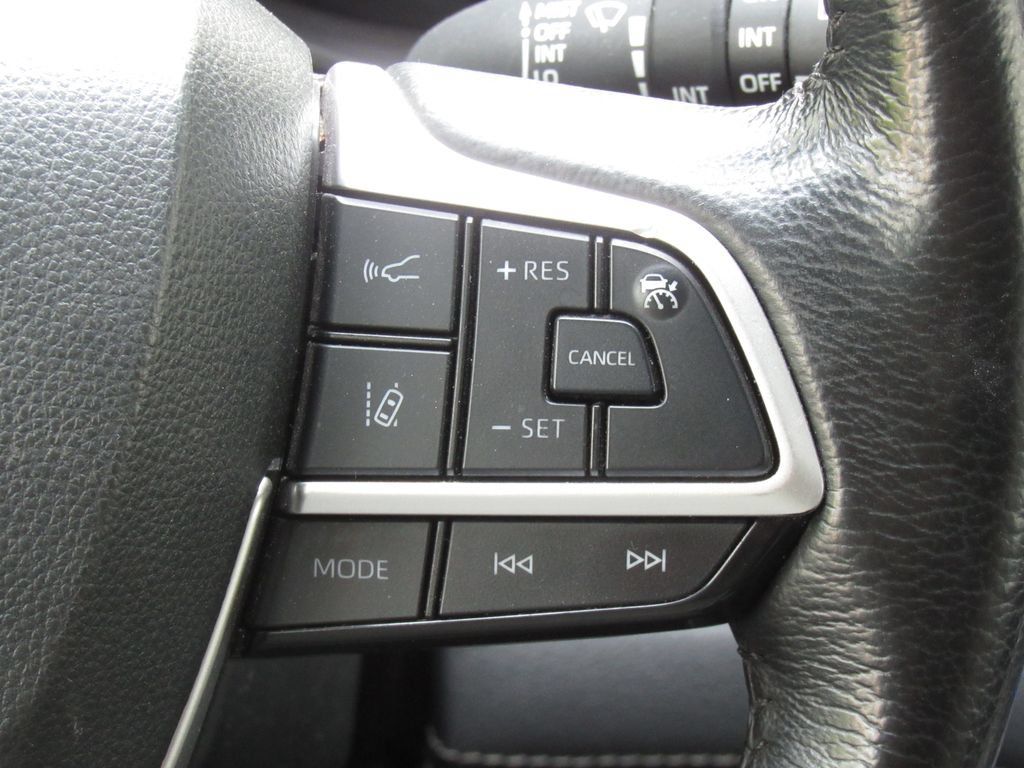 Certified 2025 Toyota Sienna XLE FWD image 29