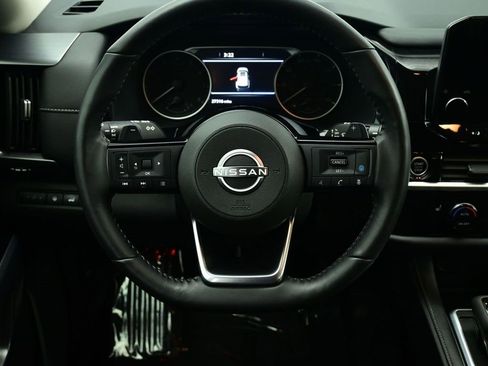 Used 2024 Nissan Pathfinder SL image 3