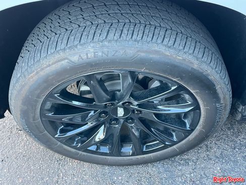 Used 2025 Cadillac Escalade ESV Premium Luxury AWD/4WD image 8