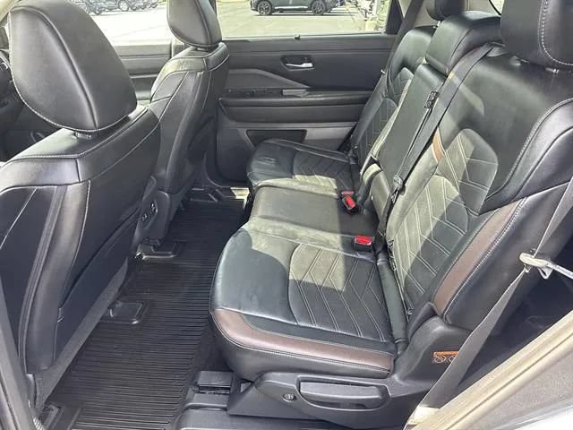 Used 2024 Nissan Pathfinder Platinum w/ Cargo Package AWD/4WD image 16
