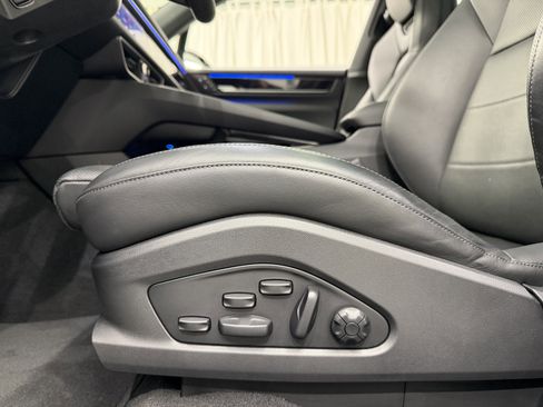 Certified 2025 Porsche Macan 4 Electric image 34