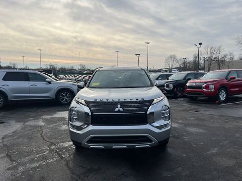 Used 2024 Mitsubishi Outlander SE image 2
