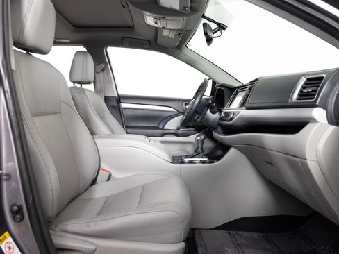 Used 2015 Toyota Highlander XLE image 32