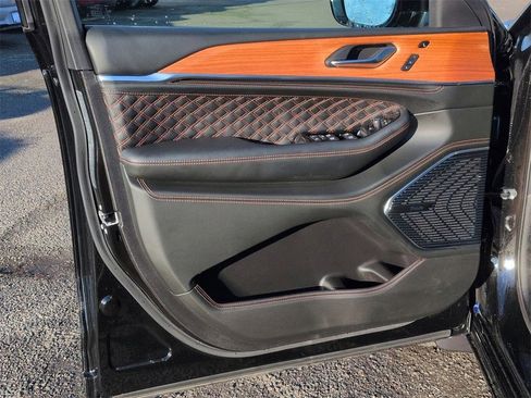 Used 2024 Jeep Grand Cherokee Summit image 9