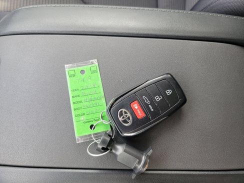 Used 2024 Toyota Highlander LE AWD/4WD image 30