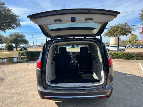 Used 2018 Chrysler Pacifica Touring-L image 7