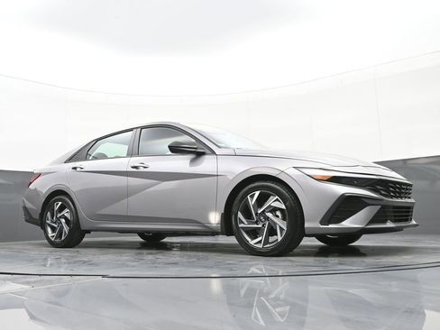 Certified 2025 Hyundai Elantra Sport image 39