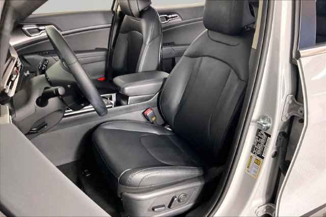 Certified 2026 Kia Sportage EX w/ EX Panorama Roof Package FWD image 19