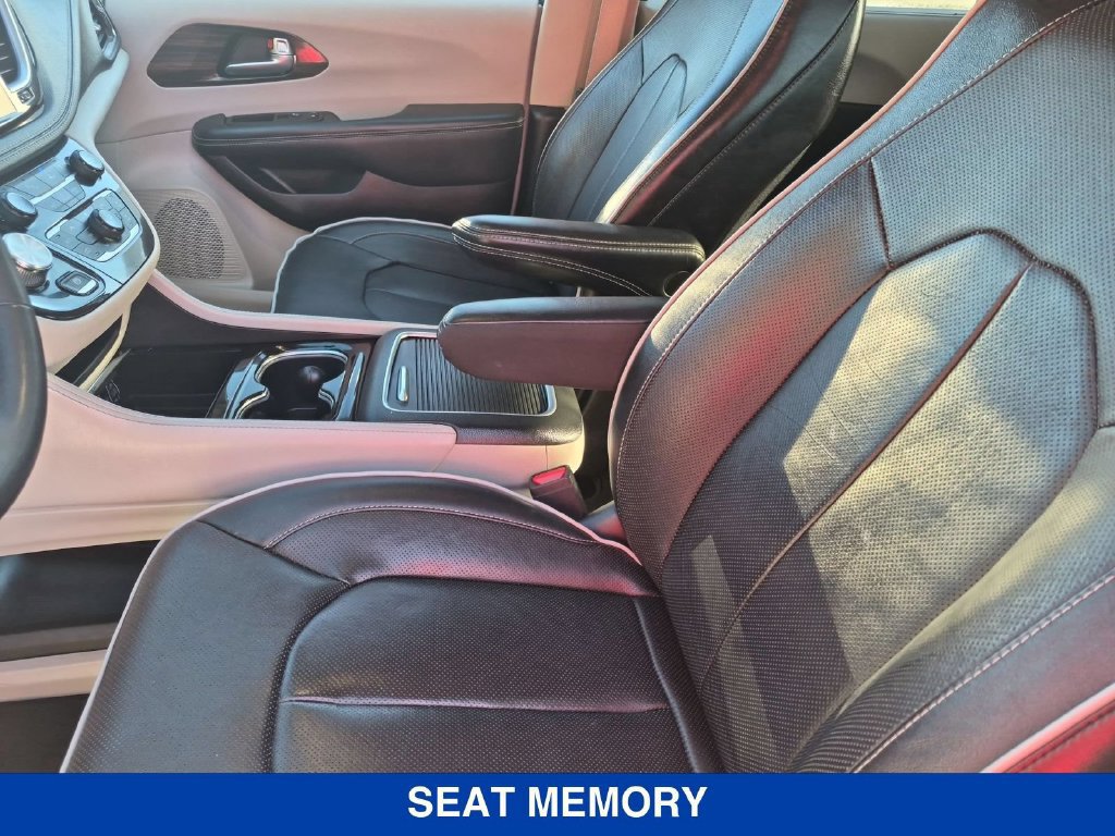 Used 2023 Chrysler Pacifica Limited FWD image 14