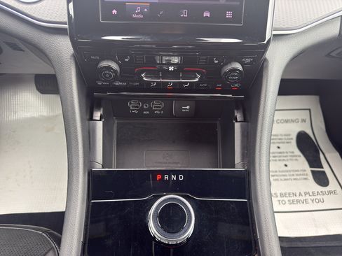 Used 2025 Jeep Grand Cherokee Altitude AWD/4WD image 16