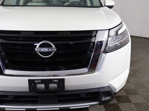 Used 2023 Nissan Pathfinder SL AWD/4WD image 15