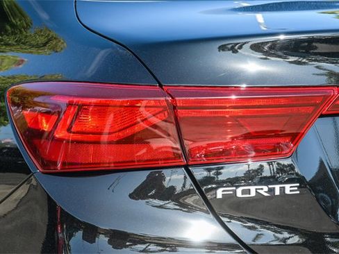 Used 2023 Kia Forte LXS w/ LXS Technology Package image 8