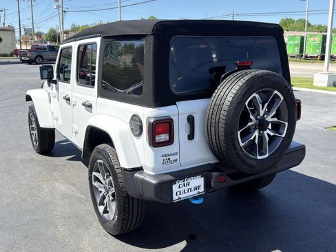 Used 2024 Jeep Wrangler Unlimited w/ Convenience Group AWD/4WD image 18