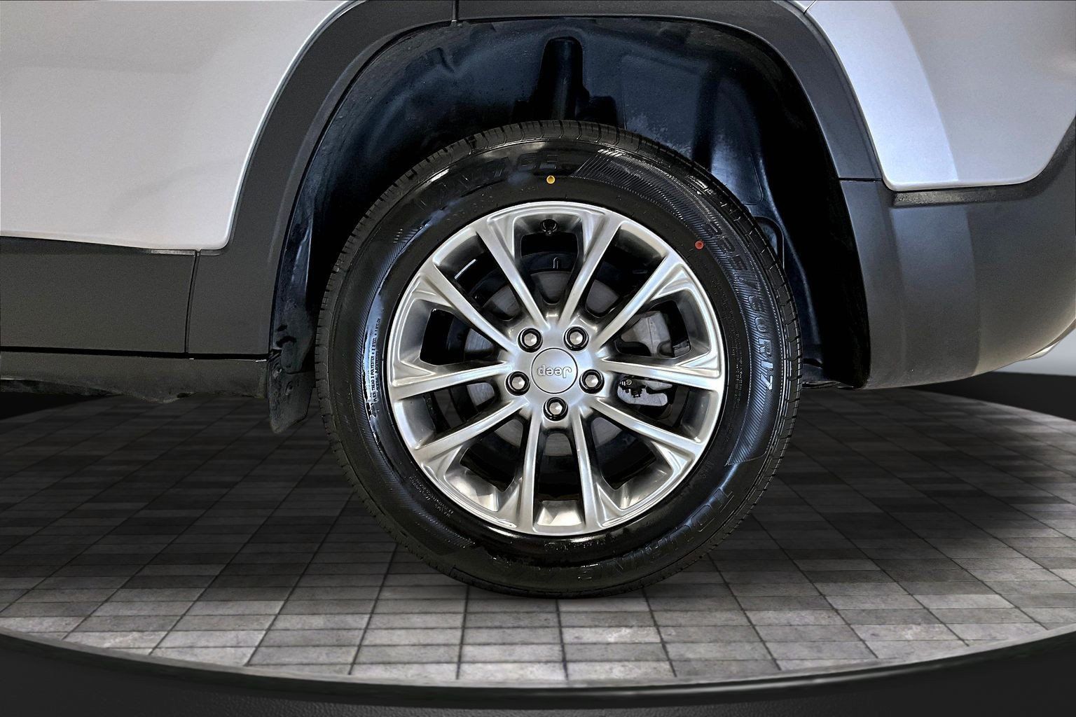 Used 2021 Jeep Cherokee Latitude Lux w/ Sun & Sound Group FWD image 33