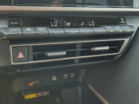 Used 2025 Toyota Camry LE w/ Convenience Package AWD/4WD image 19