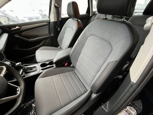 Used 2025 Volkswagen Jetta SE image 36