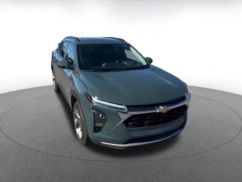 Used 2025 Chevrolet Trax LT image 3