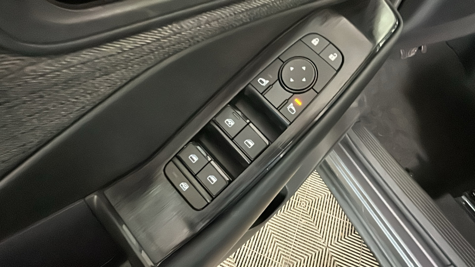 Used 2023 Nissan Rogue S AWD/4WD image 13