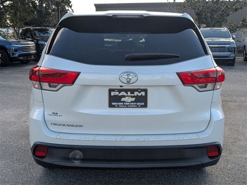 Used 2018 Toyota Highlander LE image 4