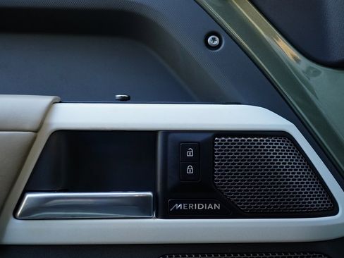 Used 2020 Land Rover Defender 110 HSE image 28