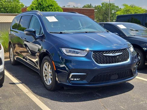 Used 2022 Chrysler Pacifica Touring-L FWD image 1