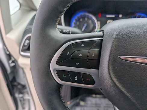 Used 2024 Chrysler Pacifica Limited image 12