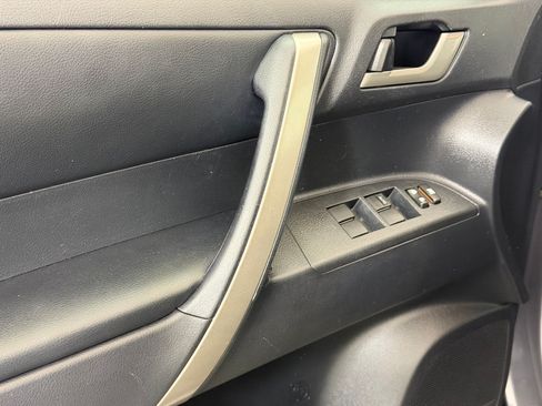 Used 2013 Toyota Highlander SE FWD image 13