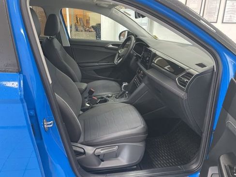 Certified 2025 Volkswagen Taos SE image 11