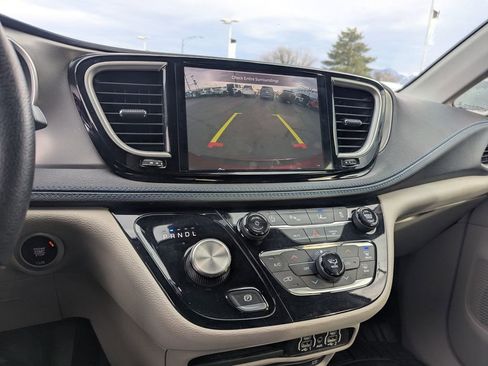 Used 2021 Chrysler Pacifica Touring w/ Uconnect Theater Family Group image 14