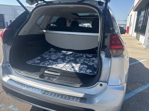 Used 2020 Nissan Rogue SV w/ Sun & Sound Touring Package AWD/4WD image 8
