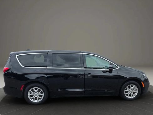 Used 2024 Chrysler Pacifica Touring-L FWD image 6