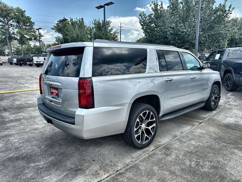 Used 2018 Chevrolet Suburban LT RWD image 11