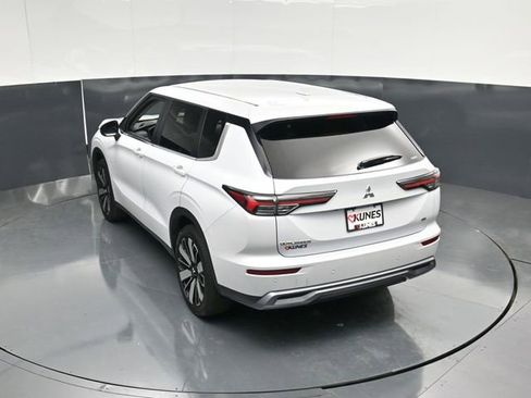 Used 2025 Mitsubishi Outlander AWD image 48