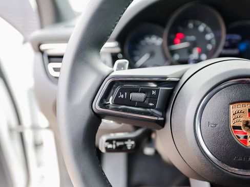 Certified 2025 Porsche Macan image 17