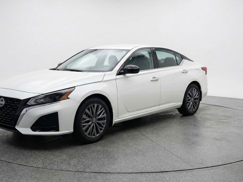 Used 2025 Nissan Altima 2.5 SV image 3