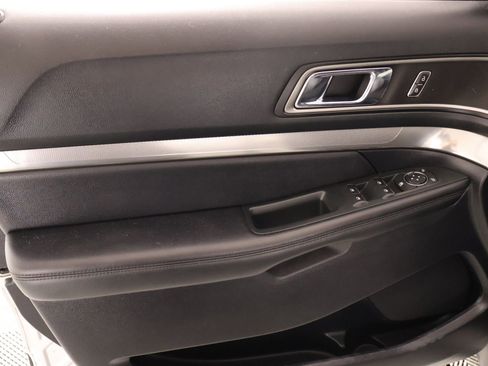Used 2019 Ford Explorer XLT FWD image 14