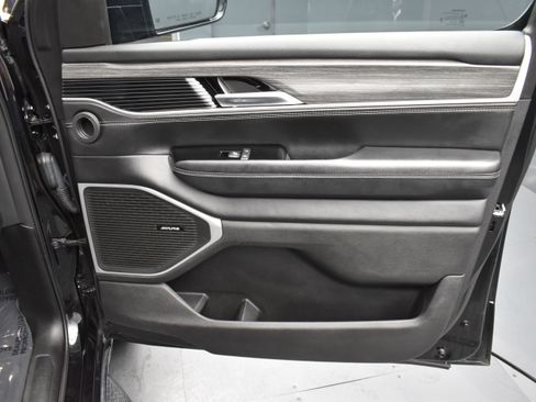 Used 2023 Jeep Wagoneer L Series II AWD/4WD image 8