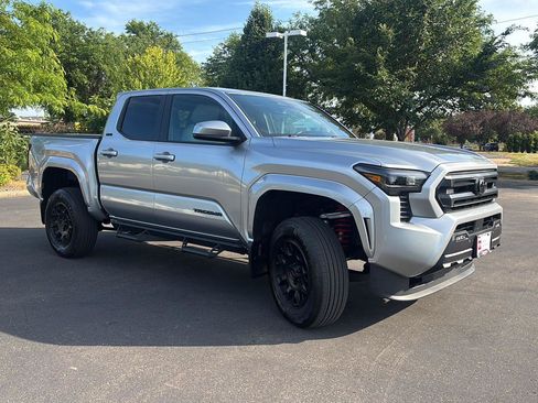 Used 2025 Toyota Tacoma SR5 AWD/4WD image 9